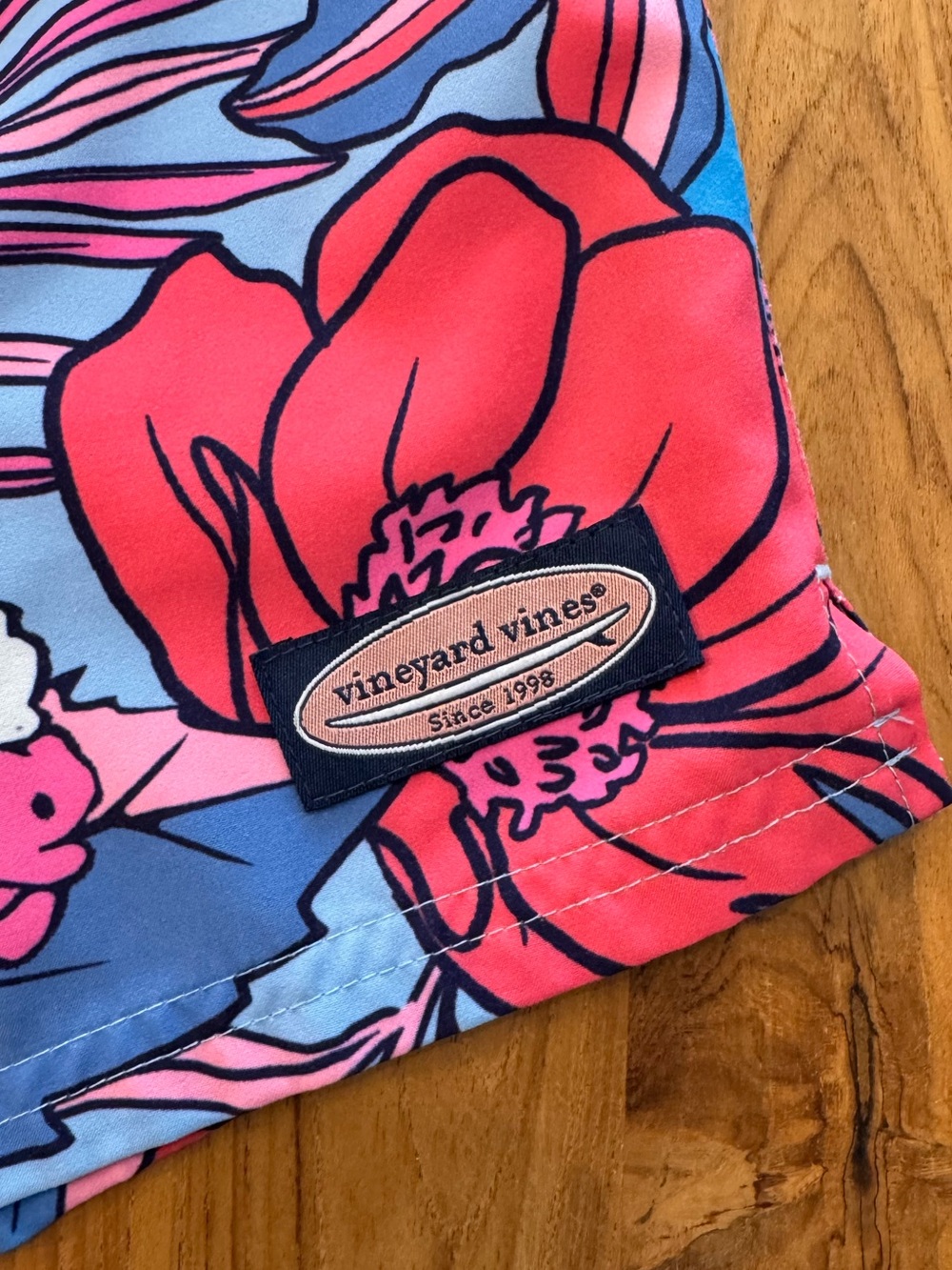 Vineyard Vines Bright Floral Swim Trunks Men’s XS - Picture 4 of 11